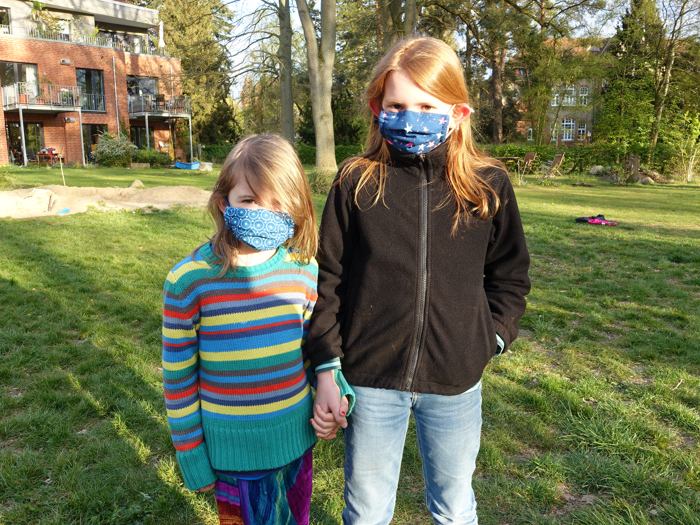 2 LeNa-Kinder mit Maske