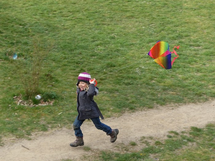 rennendes Kind mit Drachen