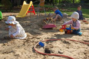 LeNa Kinder spielen im großen Sandkasten