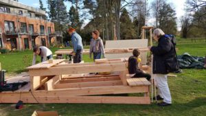 Holzpodest als Treffpunkt im Garten wird erstellt