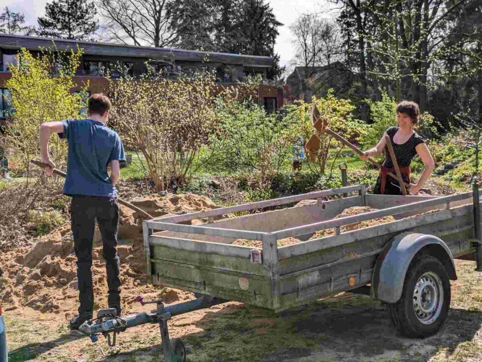 Gartentag bei LeNa - Anhänger mit Sand wird mit Schaufeln entladen