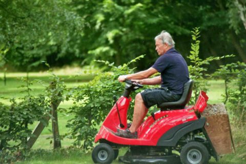 LeNa-Mitglied mäht mit dem Aufsitzmäher