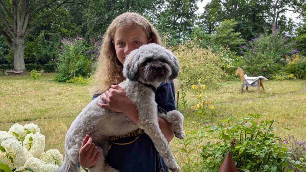 Mädchen bei LeNa hält Hund Yuri auf den Armen