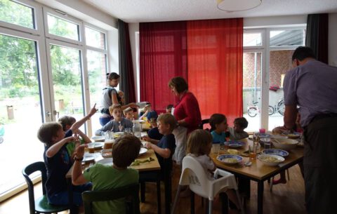 LeNa-Kinder schmausen ihr selbst zubereitetes Nudelgericht im Gemeinschaftsraum