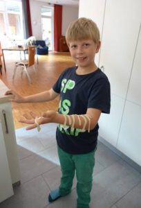 Manchmal muss ein Arm herhalten, um Nudeln zu trocknen