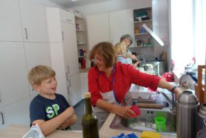 Jung und alt beim Nudelkochen