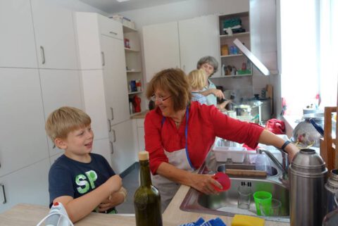 Jung und alt beim Nudelkochen