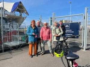 LeNa-Radelgruppe posiert am Terminal für Dänemark-Fähre