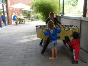Kinder kickern bei LeNa