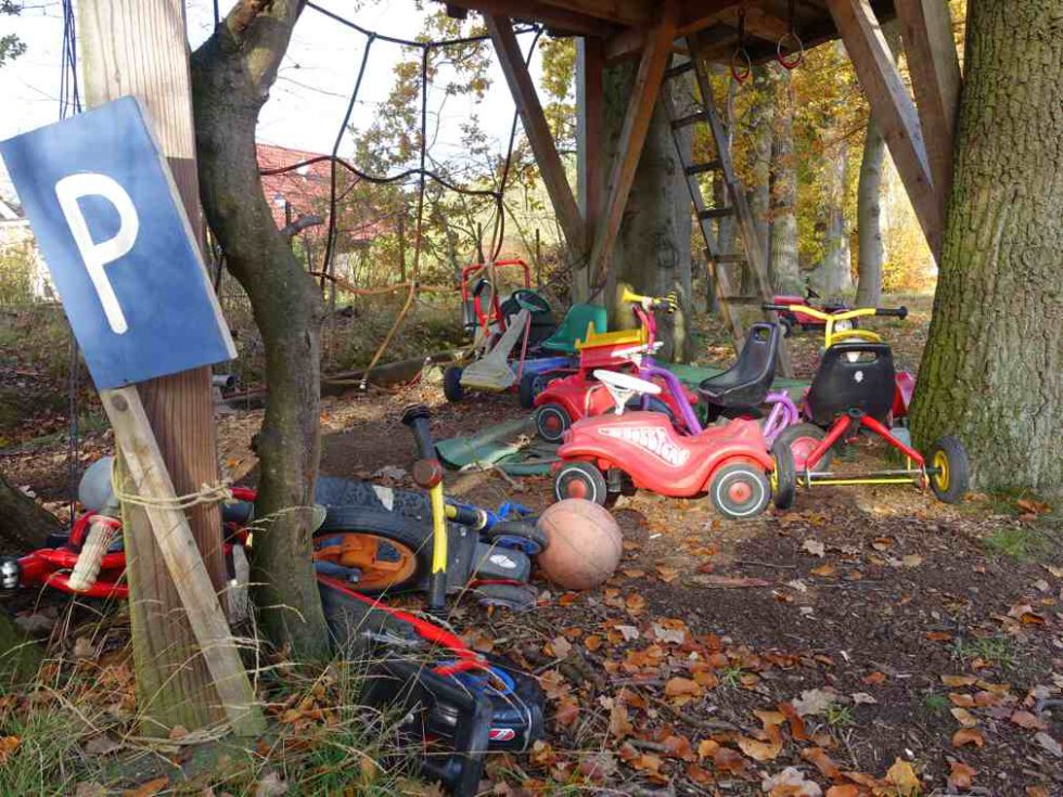 Parkplatz der Bobbycars unter Bäumen