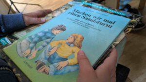 Ein Kind mit seiner "Beute": Bücher!