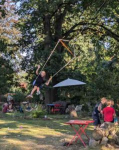 Kind bei LeNa fliegt mit Schaukel über die Köpfe
