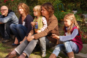 Einweihungsfeier LeNa Sommer 2015: Mütter und Kinder sitzen auf dem Rasen