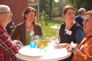 Einweihungsfeier LeNa Sommer 2015: LeNa-Mitglieder und Gäste am Stehtisch