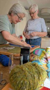 2 Frauen arbeiten an Webbild