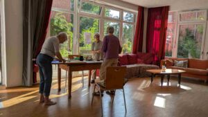 3 Frauen arbeiten an Webbild im Gemeinschaftsraum LeNa