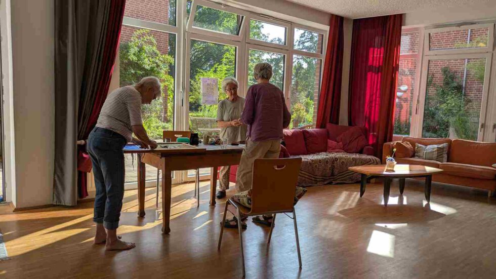 3 Frauen arbeiten an Webbild im Gemeinschaftsraum LeNa