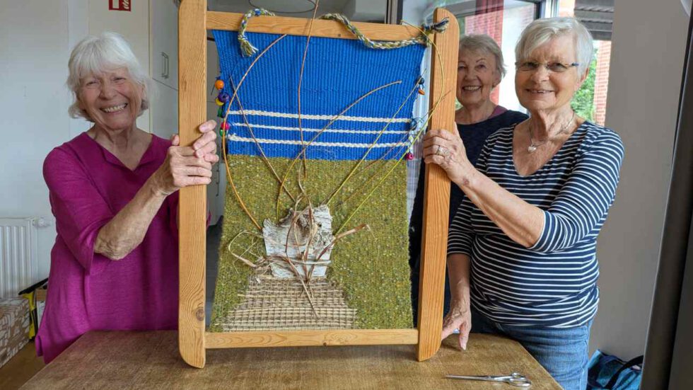 3 Frauen präsentieren ihr Baum-Webbild