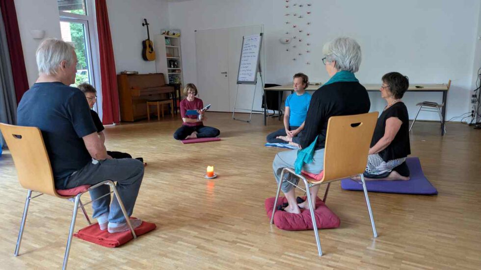 Meditationskreis bei LeNa lauscht einem Meditationstext