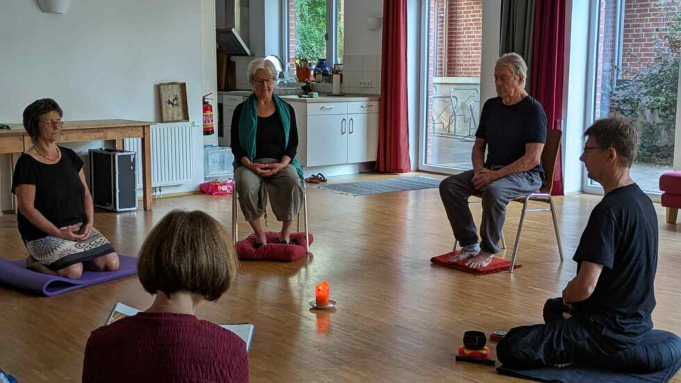 Meditationskreis bei LeNa sitzend und knieend