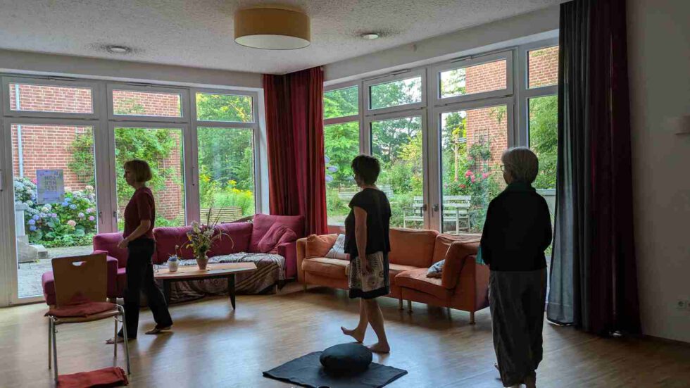 Meditationskreis bei LeNa schreitet im Raum