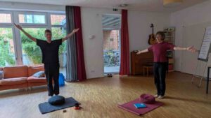 Mann und Frau strecken Arme weit aus