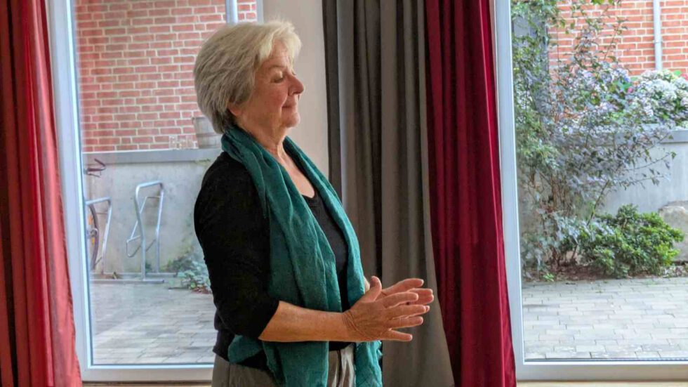 Frau stehend, in Meditation versunken