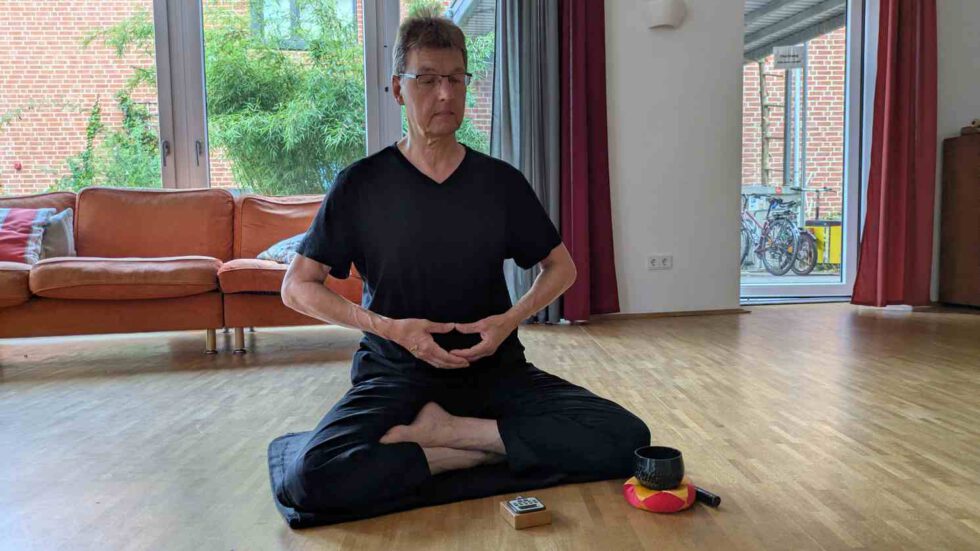 Jürgen meditiert im Lotussitz
