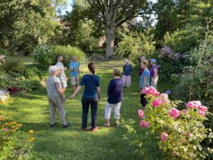 LeNa-Mitglieder bei Chorprobe im Garten