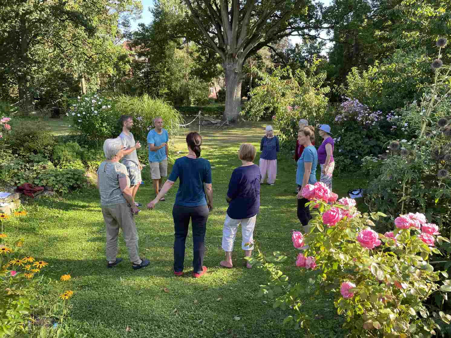 LeNa-Mitglieder bei Chorprobe im Garten