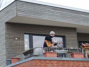 Gitarrespieler auf Dachterrasse