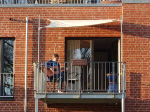 Gitarrenspieler auf dem Balkon