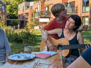 Mutter spielt Gitarre, Sohn spielt mit