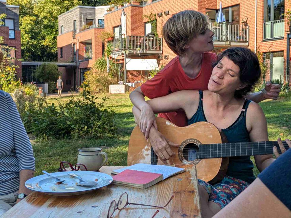 Mutter spielt Gitarre, Sohn spielt mit