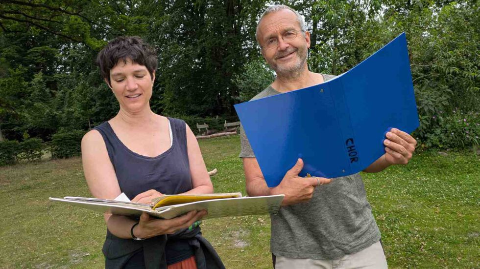 Weibliches und männliches Chormitglied bei Chorprobe im Garten