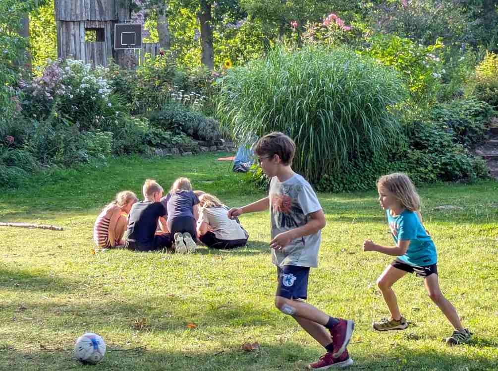 Zwei LeNa-Kinder spielen Fußball