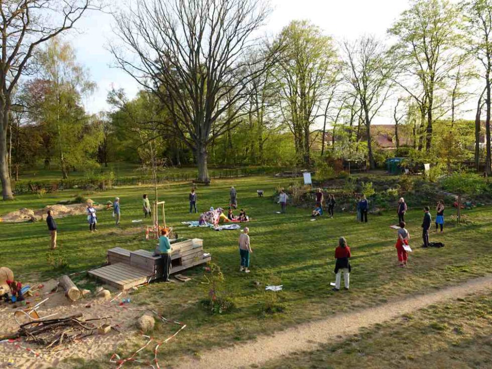 LeNa-Mitglieder singen im Garten. Auf Abstand während Corona