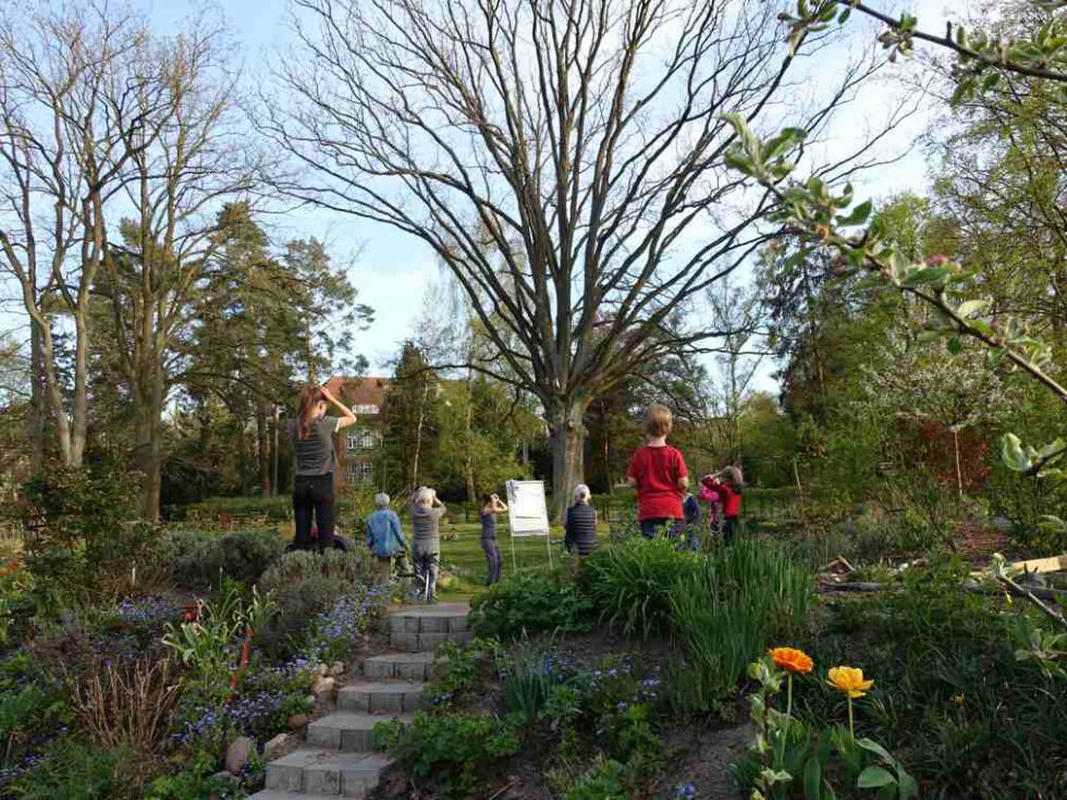LeNa singt am Wall während Corona auf Abstand