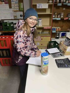LeNa-Foodcoop - Junges LeNa-Mädchen notiert ihren Einkauf