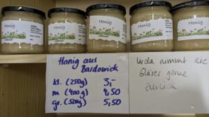 LeNa-Foodcoop - Regal mit Imkerhonig in Gläsern