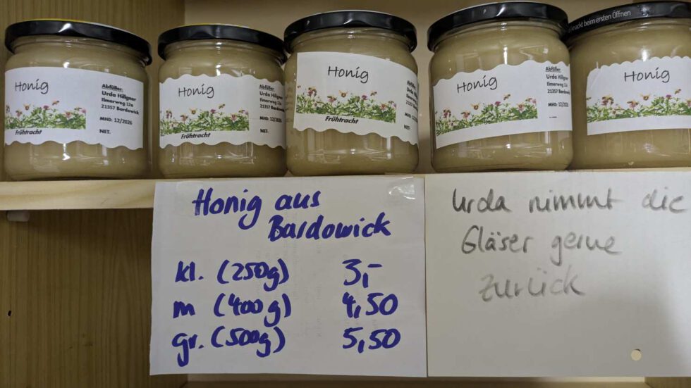 LeNa-Foodcoop - Regal mit Imkerhonig in Gläsern