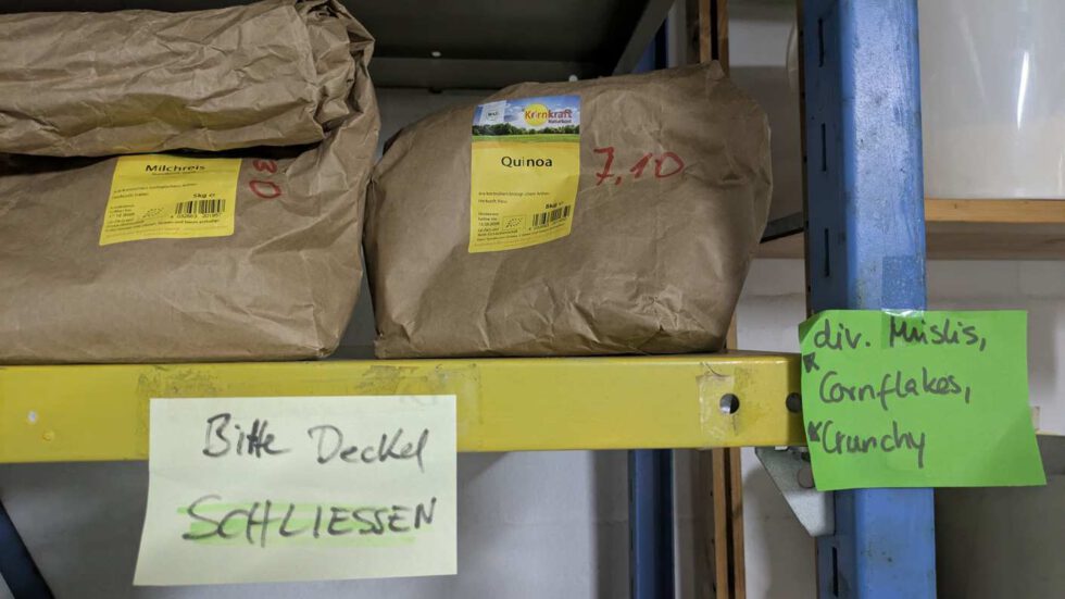 LeNa-Foodcoop - Regal mit Tüten von Milchreis und Quinoa
