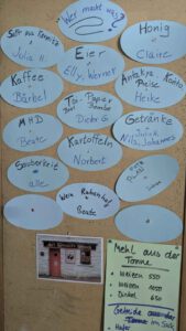 LeNa-Foodcoop - Stellwand mit Schildern zur Aufgabenverteilung