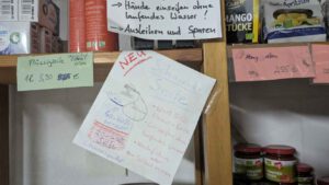 LeNa-Foodcoop - Regal mit diversen Artikeln und Zetteln zur Anleitung