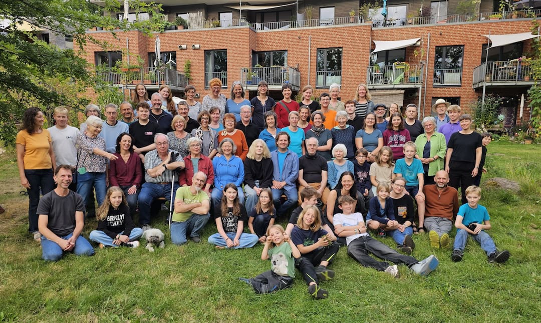Gruppenfoto LeNa im August 2025. Im Park, Anlass: 10 jaehriges Jubilaeum