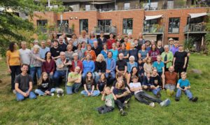 Gruppenfoto LeNa im August 2025 zum 10jährigen Jubilaeum draussen im Park