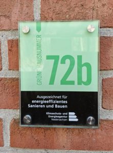 Grüne Hausnummer für LeNa-Projekt. Auszeichnung für energieeffizientes Bauen durch das Land Niedersachsen